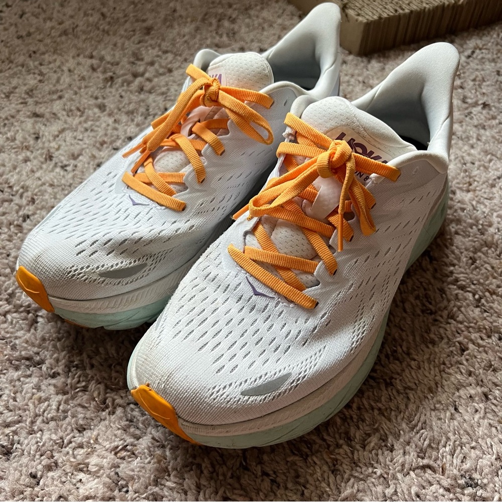 HOKA CLIFTON 8